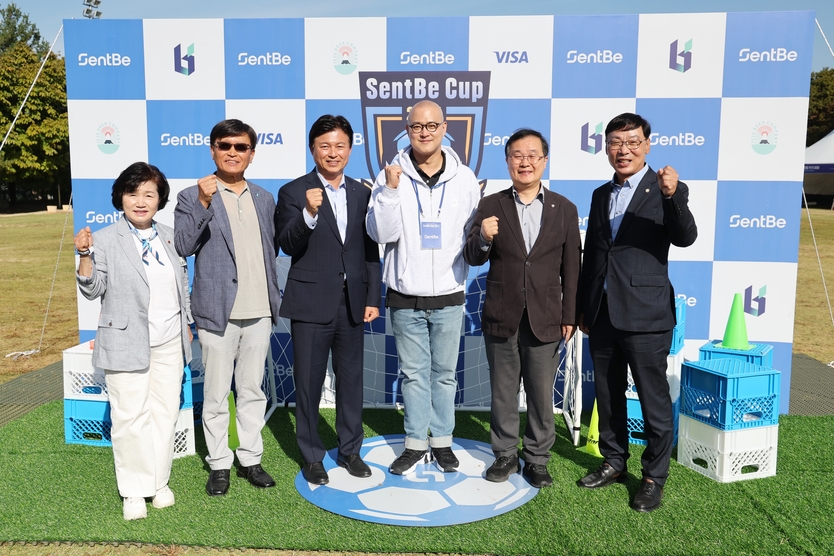 제1회 외국인 축구대회(센트비컵) 대표와 기념촬영하는 모습ⓒ부천시