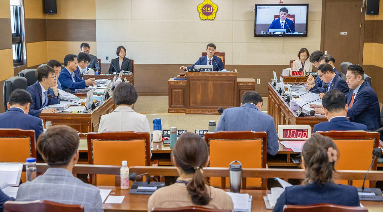 이용창 인천시의회 교육위원장이 ‘제298회 임시회’기간 중 상임위원회를 개최해 의원발의 조례안 3건을 심사를 하고 있다. ⓒ 인천시의회 제공