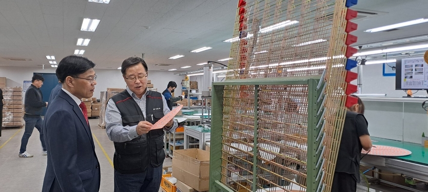 강신면 인천지방조달청장(왼쪽)이 인천시 계양구에 소재한 LED조명 제조업체인 주식회사 바이더엠을 방문해 생산현장을 둘러보고 애로 및 건의 사항을 청취하고 있다.ⓒ인천조달청