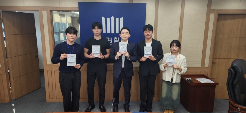 인천대 법학부와 디자인학부 콜라보, 만화로 보는 생활 법률정보‘쉽게 알자 만화로(LAW)’발간했다. (법학부 장용진 · 박예원 · 김현석, 디자인학부 정상훈 · 한아영 학생) ⓒ 인천대 제공 