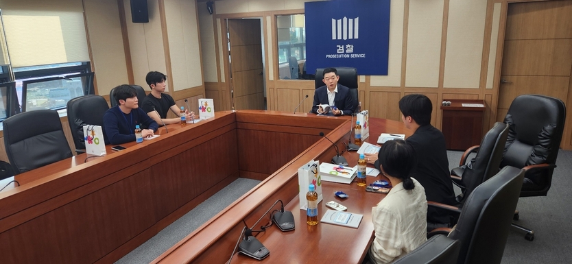 법학부 장용진 · 박예원 · 김현석, 디자인학부 정상훈 · 한아영 학생이 뜻을 모으로 있다. ⓒ 인천대 제공