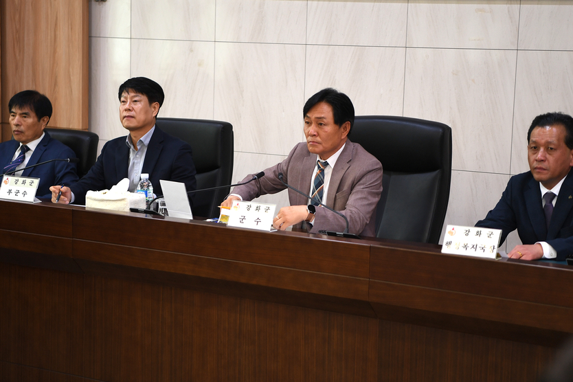 박용철 강화군수가 확대간부회의를 하고 있다. ⓒ 강화군 제공