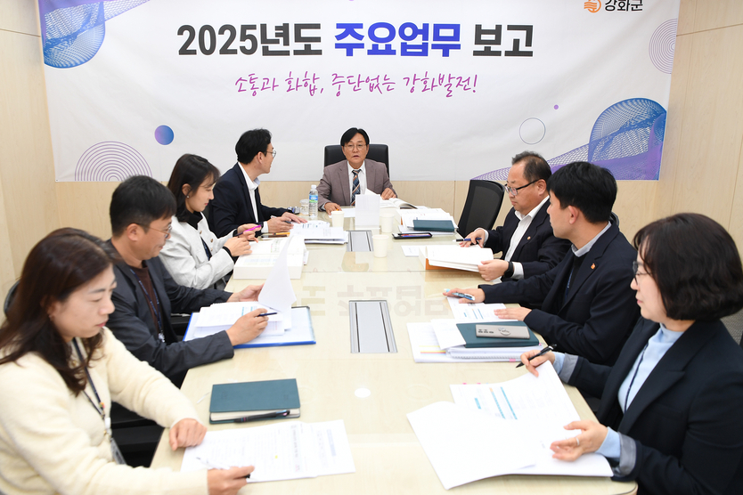 박용철 강화군수가 업무보고를 시작으로 첫걸음을 시작했다. ⓒ 강화군 제공