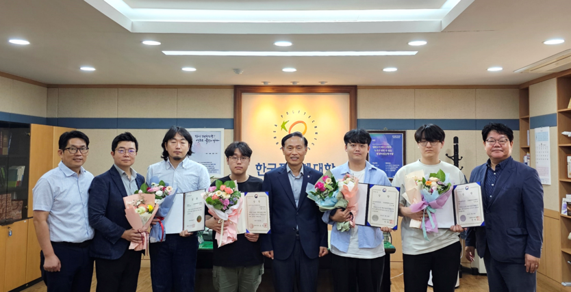 (사진 왼쪽부터) 이용성 교학처장, 배성환 지도교수, 유이경(은상 중소기업중앙회 회장상), 배수민(금상 중기부 장관상), 김두경 학장, 전성배(금상 산자부 장관상), 최현후(금상 산자부 장관상), 민경호 학과장 등이 기념촬영을 하고 있다.(사진=한국폴리텍대학 남인천캠퍼스)