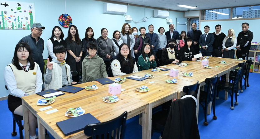 박형덕 동두천시장이 도비장학회, 관내 장애인 자녀 및 형제, 자매에게 장학금 전달 후 기념촬영을 하고 있다. ⓒ 동두천시 제공