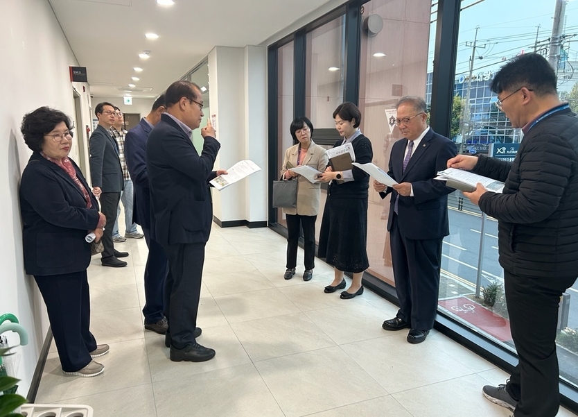 미추홀구 공약이행평가단이 22일 미추홀구청장의 공약 추진 현장을 방문 점검을 하고 있다. ⓒ 미추홀구 제공