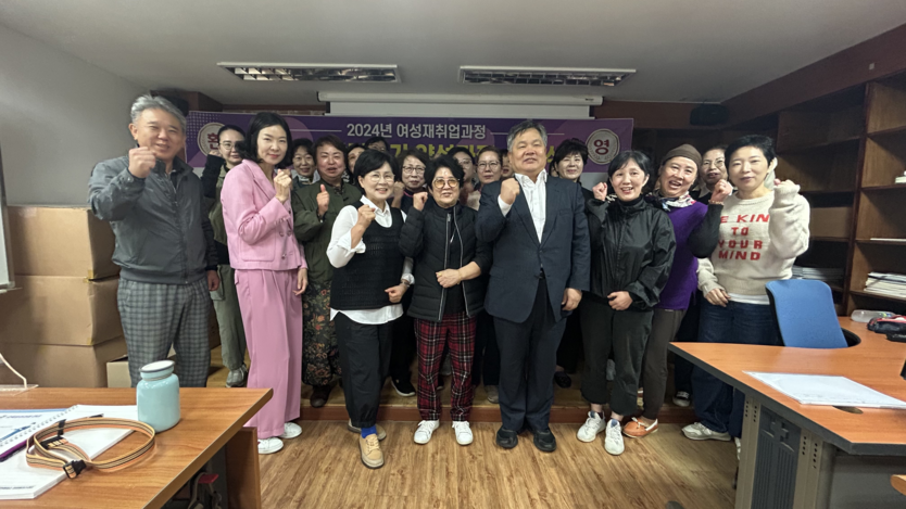 한국폴리텍대학 인천캠퍼스가 교내 희망플러스센터에서 여성재취업과정 입교식을 진행하고 기념촬영을 하고 있다.(사진=한국폴리텍대학 인천캠퍼스)