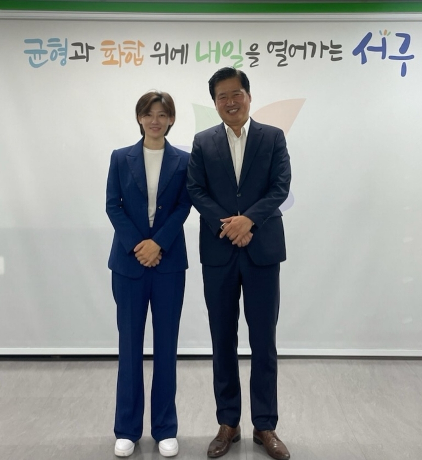 장문정 의원 무단방치 개인형 이동장치 강제견인 필요성을 개진 후 강범석 청장과 기념촬영을 하고 있다. ⓒ 인천서구의회 제공