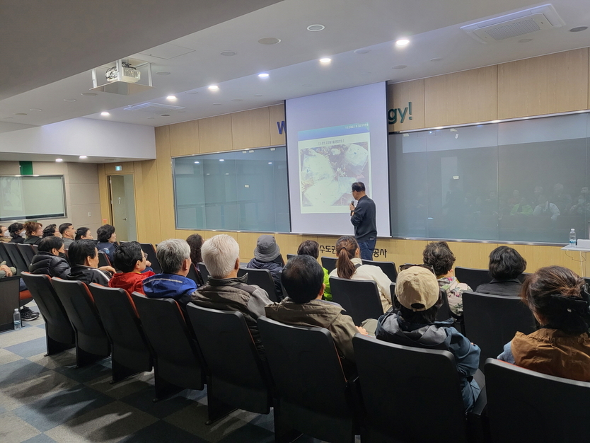수도권매립지관리공사가 담당공무원과 주민대표를 대상으로 '생생현장교육'을 진행하고 있다. ⓒ 수도권매립지관리공사 제공