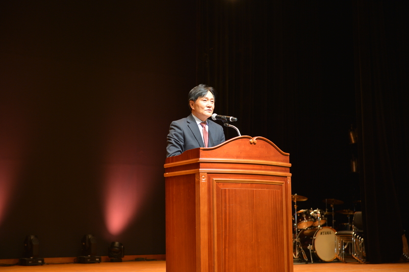박용철 강화군수가 노인의날을 맞아 축사를 하고 있다. ⓒ 강화군 제공