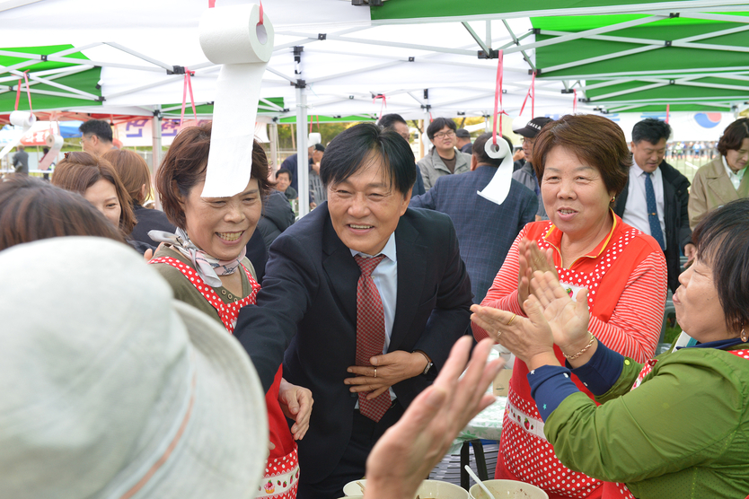 박용철 강화군수가 노인의날을 맞아 행사장에서 군민들고ㅘ 악수를 하고 있다. ⓒ 강화군 제공