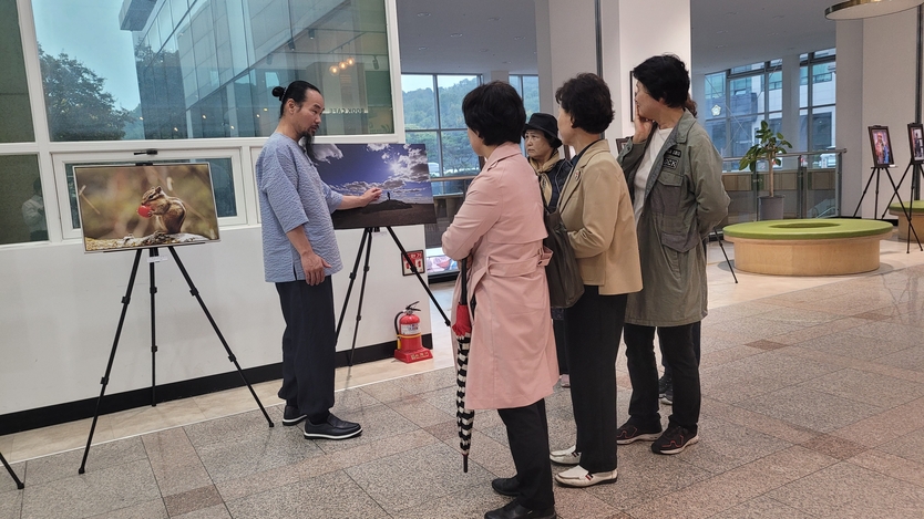 안광준 사진작가가 사진에 대해 설명하고 있다.ⓒIWPG 남동지부