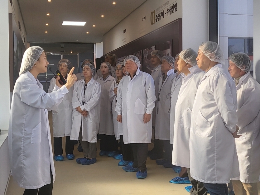 우길제 동두천시상공회장과 , 40여명의 회원들이 원주시 일대 우수기업 견학에 설명을 듣고 있다 ⓒ 동두천시 제공