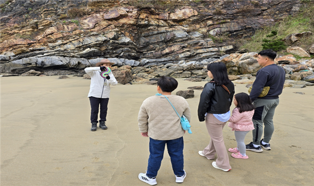 인천 내륙과 백령, 대청 주민 총 21명이 백령 지질공원을 체험을 하고 있다. ⓒ 인천시 제공