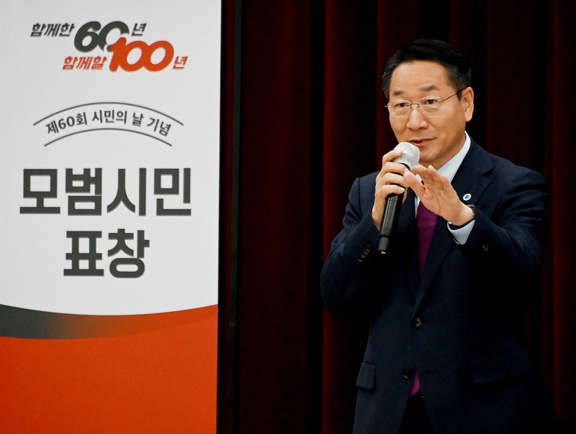 유정복 시장이 시민의날 모범시민 표창식에서 인사말을 하고 있다, ⓒ 인천시 제공