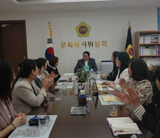신충식 시의원이 아이사랑꿈터 운영개선 의견을 청취하고 있다. ⓒ 인천시의회 제공