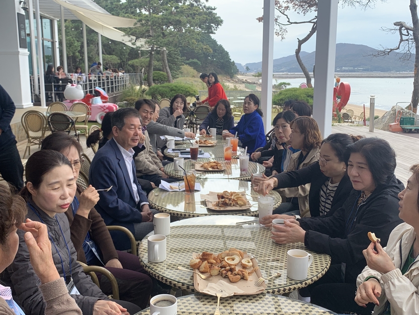 인천환경공단 최계운 이사장이 미화 담당 직원들의 애로사항을 청취하고 있다. ⓒ 인천환경공단 제공