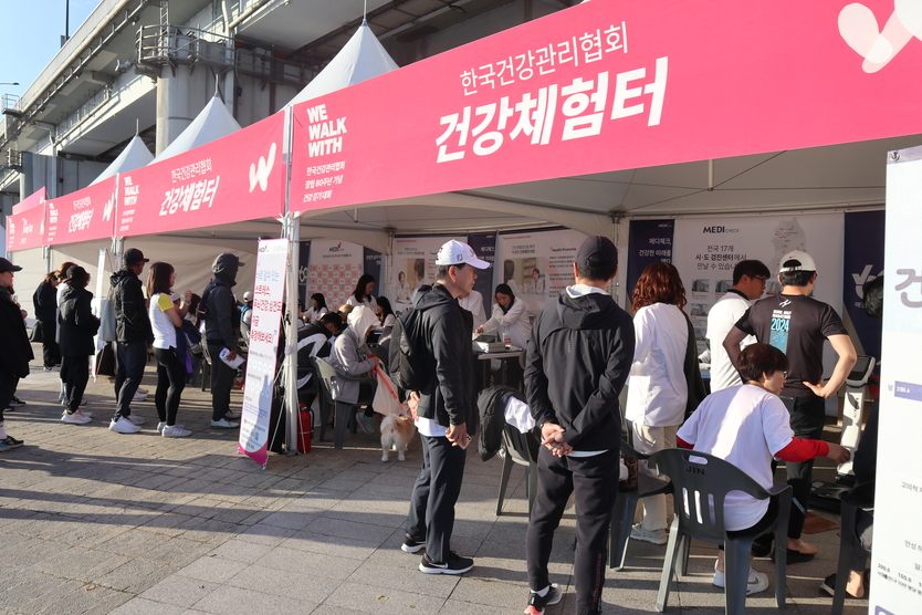 건강걷기대회 참가자 및 일반 시민들이 건강체험터에서 체성분 및 뇌파맥파 스트레스검사를 받고 있다.사진=한국건강관리협회)