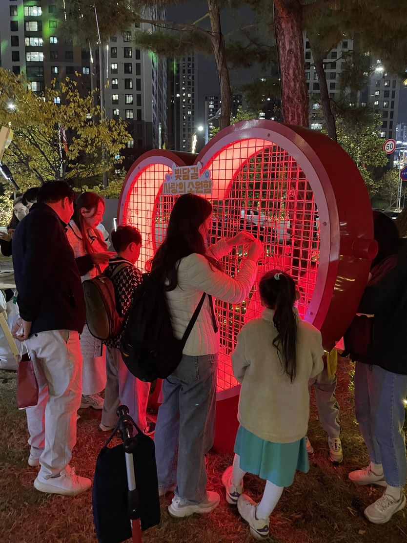 영종하늘도시 밤하늘 빛담길 산책 점등식을 개최하고 있다. ⓒ 중구청 제공