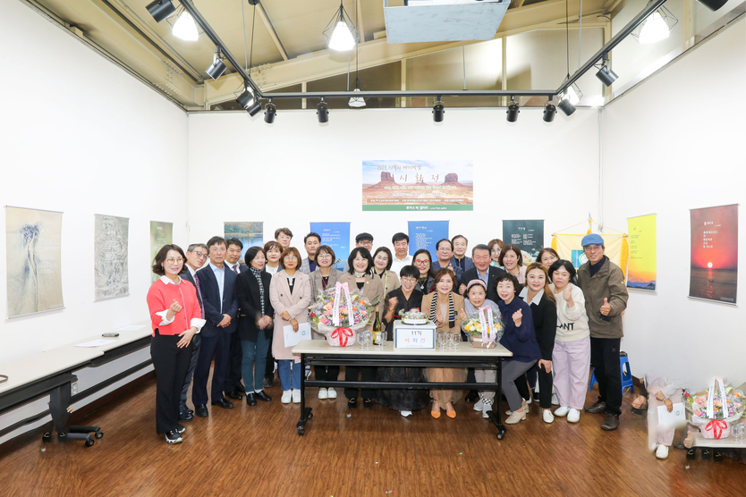 한국여행사진작가협회 인천지역본부가 2024 시월의 마지막밤이 시화전을 개최 후 기념촬영을 하고 있다. ⓒ 한국여행사진작가협회 인천지역본부 제공
