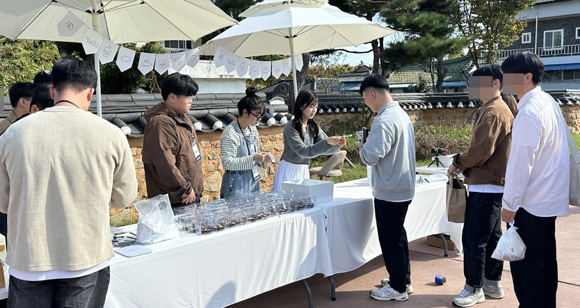 나주시가 구독자 71만 유튜브 채널인 ‘가요이 키우기’와 협업을 통해 최근 동헌공원 일원에서 배 디저트 2종 배부 행사를 진행했다. ⓒ 나주시 제공