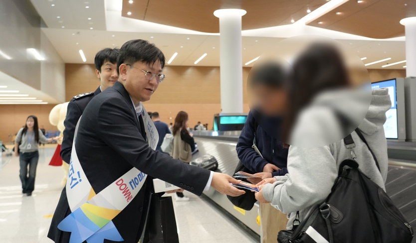 성실신고 캠페인을 진행하고 있는 김종호 인천공항본부세관장.(사진=인천공항세관)