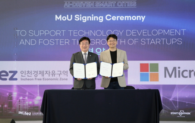 윤원석 인천경제청장(왼쪽)과 이웅세 마이크로소프트(MS) 한국 기업사업부문장이 인천의 스타트업 발굴 및 유니콘 기업으로 성장시키기 위한 협약을 한 뒤, 기념촬영을 하고 있다. ⓒ 인천경제청 제공