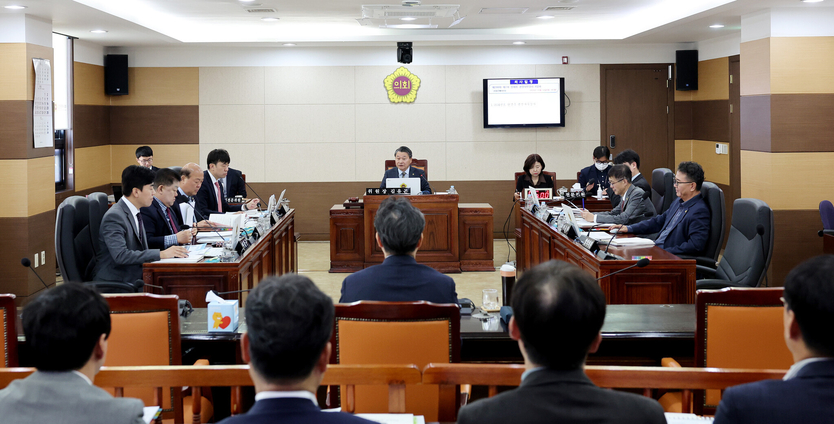 김유곤 산업위원장이 인천시 행정감사를 진행하고 있다. ⓒ 인천시의회 제공