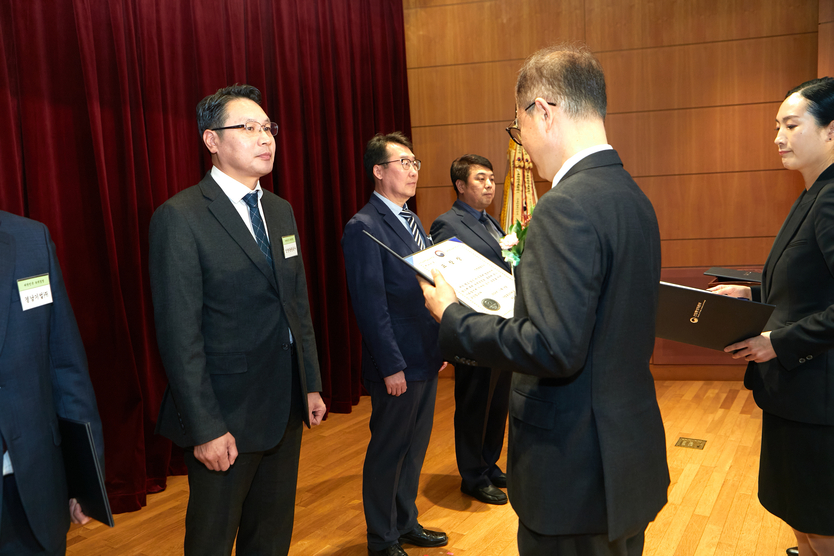 - 2024 대한민국 녹색경영대상 지속가능발전 유공 산업통상자원부 장관상을 수상하고 있다. ⓒ 인천관광공사 제공