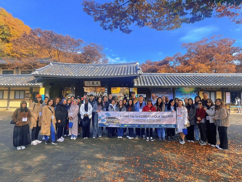 15일 인천경제청의 IFEZ 한국어교실 수강생 50명이 한국민속촌 견학 후 기념 사진을 촬영하고 있다. ⓒ 인천경제청 제공