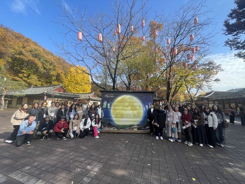 15일 인천경제청의 IFEZ 한국어교실 수강생 50명이 한국민속촌 견학 후 기념 사진을 촬영하고 있다. ⓒ 인천경제청 제공
