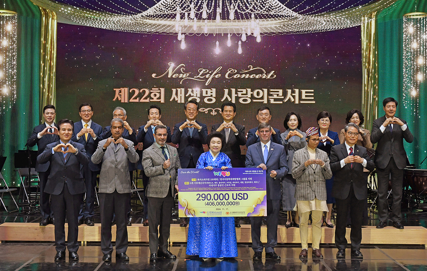장길자 회장이 관계자들과 기부금 전달 촬영을 하고 있다. ⓒ 국제위러브유운동본부 제공