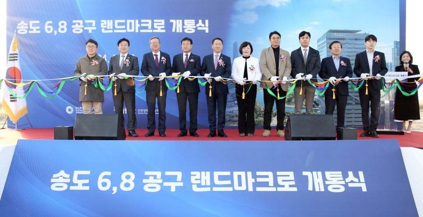 개통식 참석 내외빈의 개통기념 테입커팅. 유정복 시장(왼쪽에서 다섯번째), 윤원석 IFEZ 청장(왼쪽에서 두번째) ⓒ 인천경제청 제공
