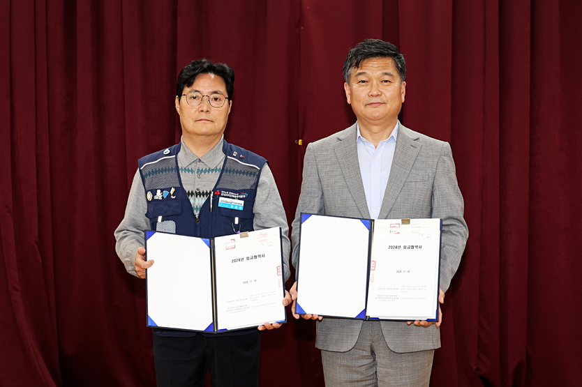 정용규 인천시·군_구 공무직노동조합 지부장이, 2024~2025년 임금협약 체결 후 박종효 남동구청장과 기념촐영을 하고 있다. ⓒ 남동구 제공