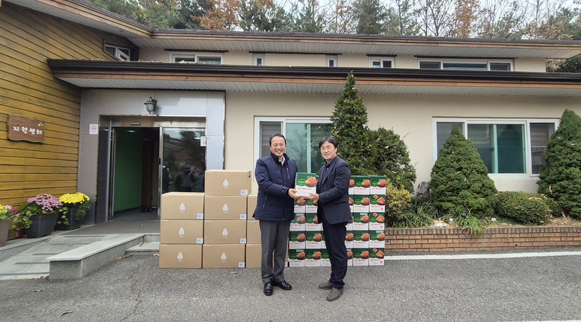20일 인천 옹진군 장봉도 혜림원에서 열린 ·장봉도 사랑나눔 봉사활동·에서 인천공항 ‘인프라 합동 기술 봉사단’이 봉사활동을 진행하고 있다. 주견 본부장(사진 왼쪽)과 장봉혜림요양원 이한형 원장(사진 오른쪽)이 기념촬영을 하고 있다. ⓒ 인천국제공항공사 제공