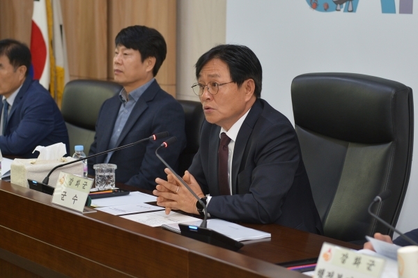박용철 강화군수가 ‘강화군 해양치유지구 지정 및 해양치유산업 활성화 연구용역’ 중간 보고회를 개최하고 있다. ⓒ 강화군 제공