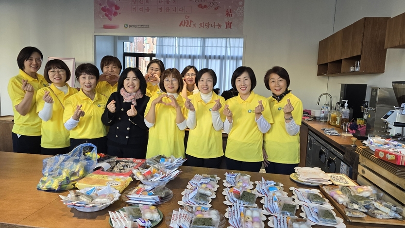 IWPG 인천지부가 부평구 너티크림 카페에서 2024 사랑의 희망나눔 '결실' 후원행사 일일카페를 준비하고 있다.ⓒIWPG 인천지부