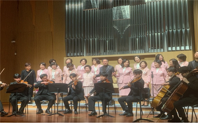 유정복 시장이 ‘자립청소년들과의 동행을 위한 나눔 음악회’에 기념촬영을 하고 있다. ⓒ 인천시 제공