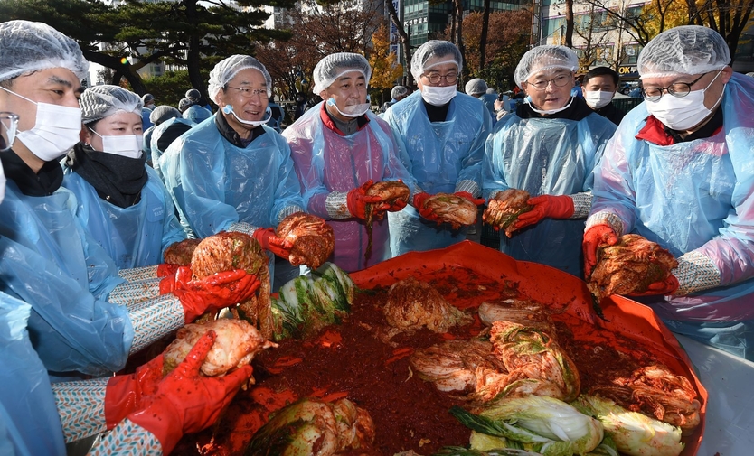 유정복 인천광역시장이 정해권 시의장과 관계자들이 참석한 간운데 23일 인천애뜰에서 열린 '2024 인천 김장나눔 대축제'에서 취약계층에 전달할 김장을 하고 있다.<br>
ⓒ 인천시 제공