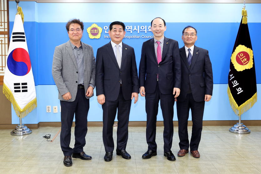 정해권 시의장이 대한건설협회 인천시회 박상은 회장단과 환담자리 후 기념촬영을 하고 있다. ⓒ 인천시의회 제공