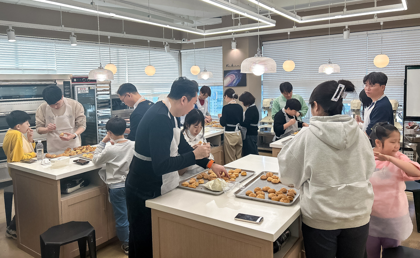 인천교통공사가 요리학원에서 임직원과 가족을 대상으로 일·가정 양립 지원을 위한 “가족사랑 요리교실”을 개최하고 있다. ⓒ 인천교통공사 제공