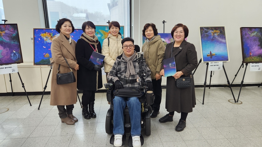 임경식 구필화가 남동구청 대강당에서 장애인 인식개선 프로젝트 ‘희망 그리고 꿈, 감동콘서트’ 개최 후 기념촬영을 하고 있다. ⓒ 신체장애인복지회 남동지회 제공
