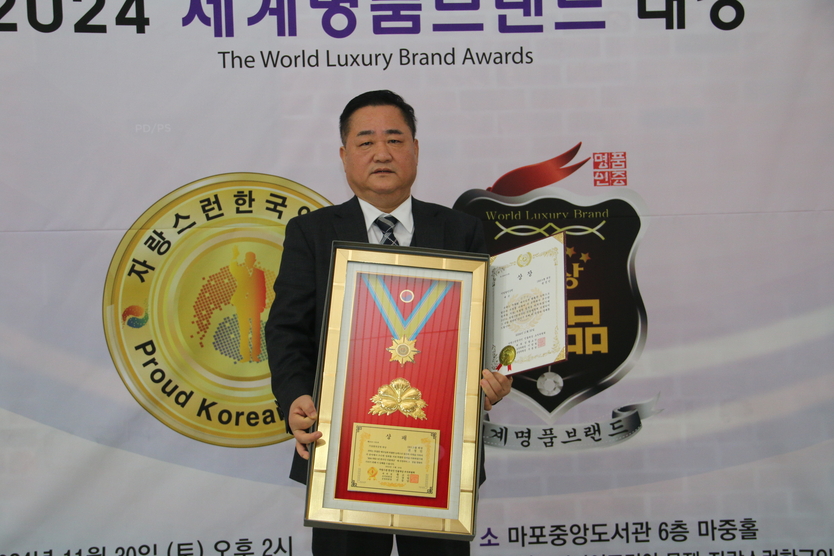 IBS그룹 권경민 회장이 포토죤에서 제12회 ‘2024 자랑스런한국인인물대상’ 기업발전공헌대상을 수상 후 기념촬영을 하고 있다. ⓒ 우리일보db