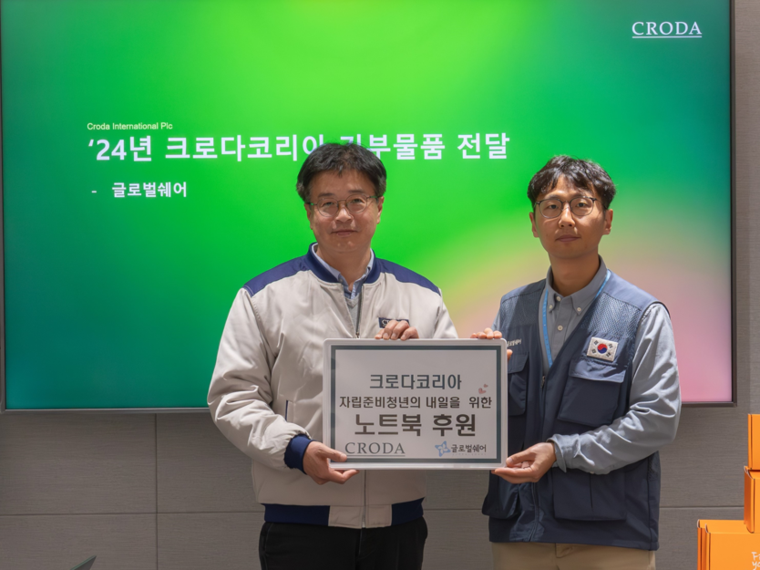 크로다코리아 최용진 대표(사진 좌측), 글로벌쉐어 최석훈 팀장(사진 우측)이 참석한 가운데 크로다코리아 본사에서 전달식을 진행했다. ⓒ 우리일보 db