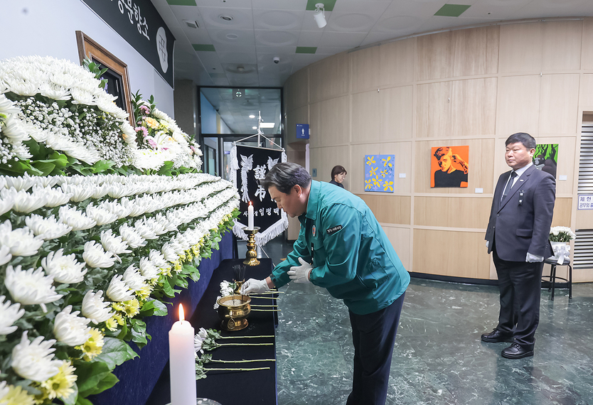 임병택 시흥시장이 시흥시청 1층 로비에 마련된 합동분향소를 찾아 조문을 하고 있다.(사진=시흥시)