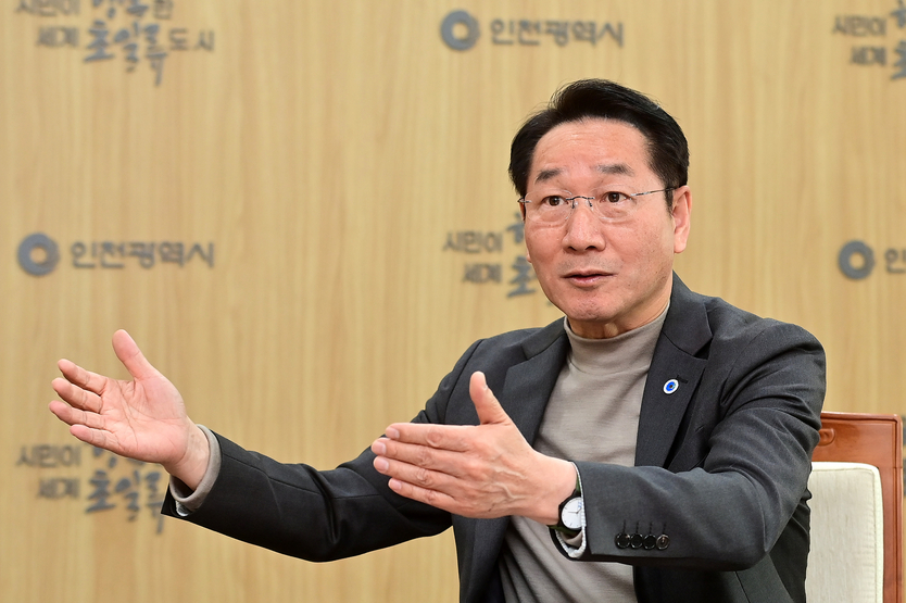 유정복 인천시장이 신년사 인터뷰를 하고 있다. ⓒ 인천시 제공