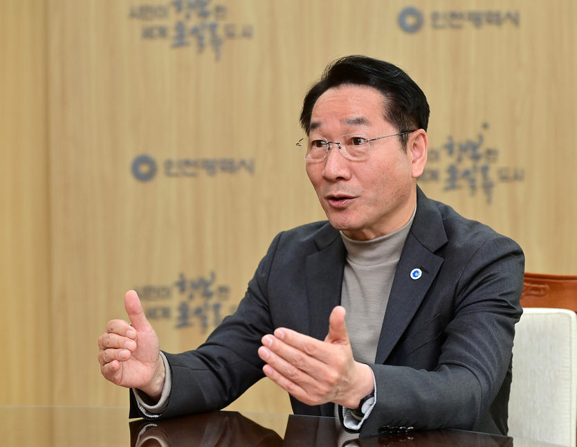 유정복 인천시장이 신년사 인터뷰를 하고 있다. ⓒ 인천시 제공