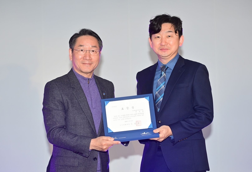 가천대 길병원 산부인과 이승호 소장이 유정복 시장으로 부터 ‘2024년 여성폭력 추방주간’ 인천시장상을 수상하고 있다. ⓒ 가천대길병원 제공