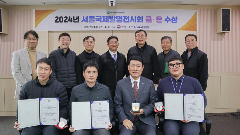  2024년 서울국제발명전시회 수상 기념사진.을 촬영하고 있다 ⓒ수도권매립지관리공사 제공