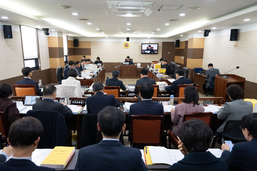 이용창 인천시의회교육위원장이 ‘2025년도 인천시교육비특별회계 세입·세출예산안’을 심사하고 있다. ⓒ 인천시의회 제공